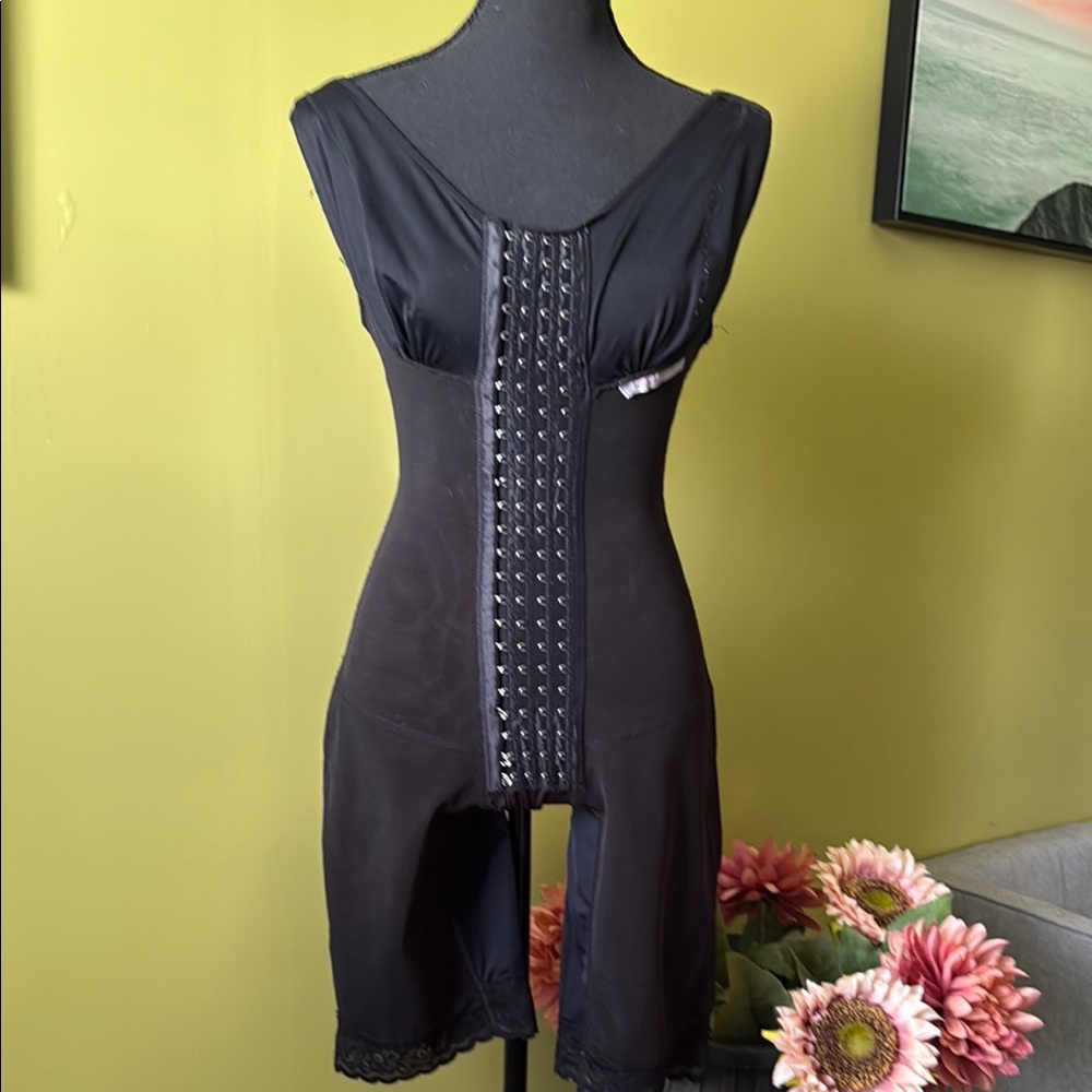 Black Shapewear Bodysuit: Faja